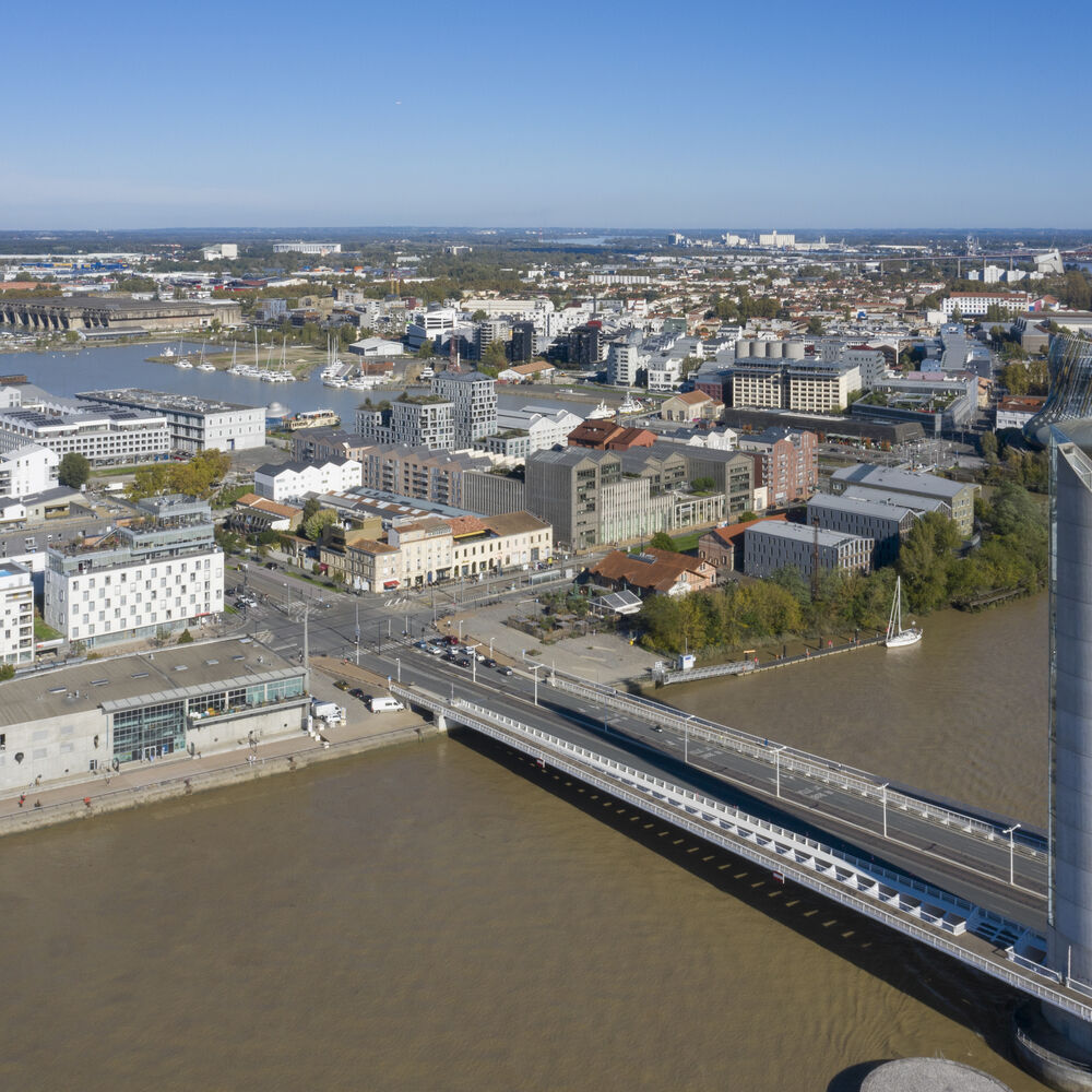 Vue vers Bordeaux au débouché du pont Chaban-Delmas