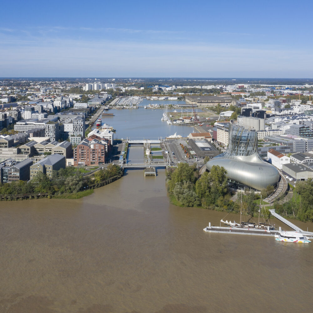 Vue vers Bordeaux à la hauteur des bassins à flot