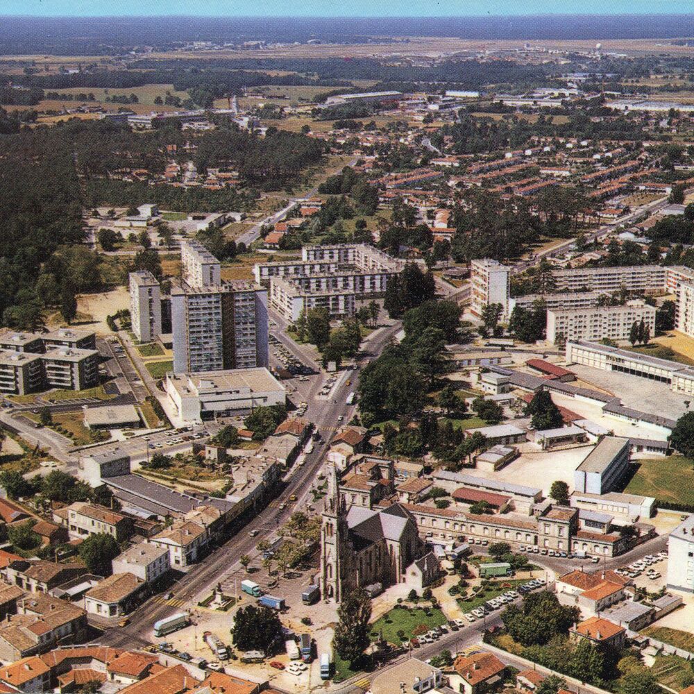 Vue aérienne des opérations Le Parc du Château (au centre) et Le Club (à gauche), vers 1975.