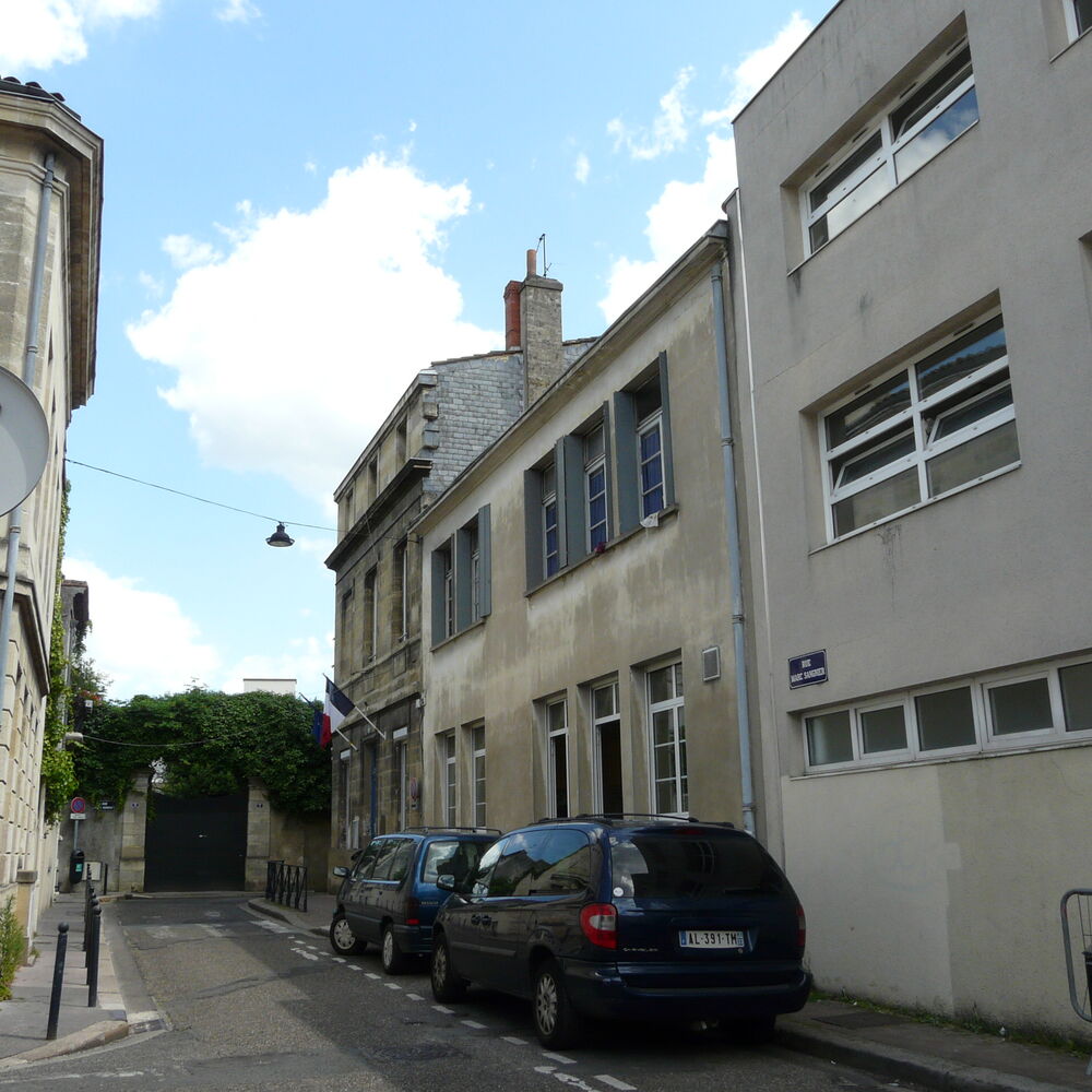 Façades nord des deux bâtiments (pierre et béton) côté rue Marc-Sangnier.