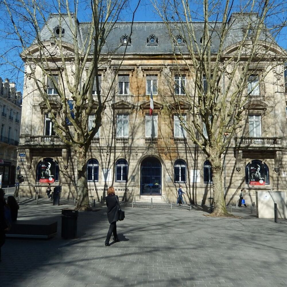 façade principale donnant sur la place Jean-Moulin.