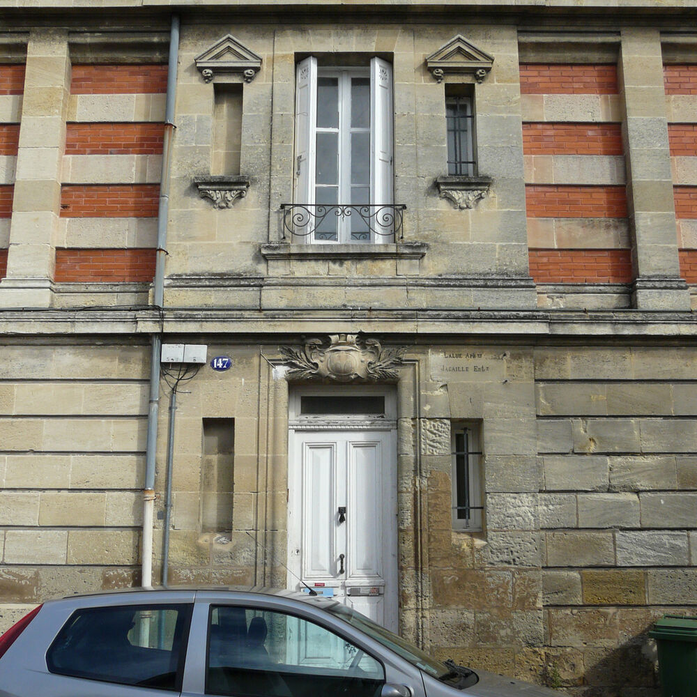 L'entrée principale sur la façade sud.