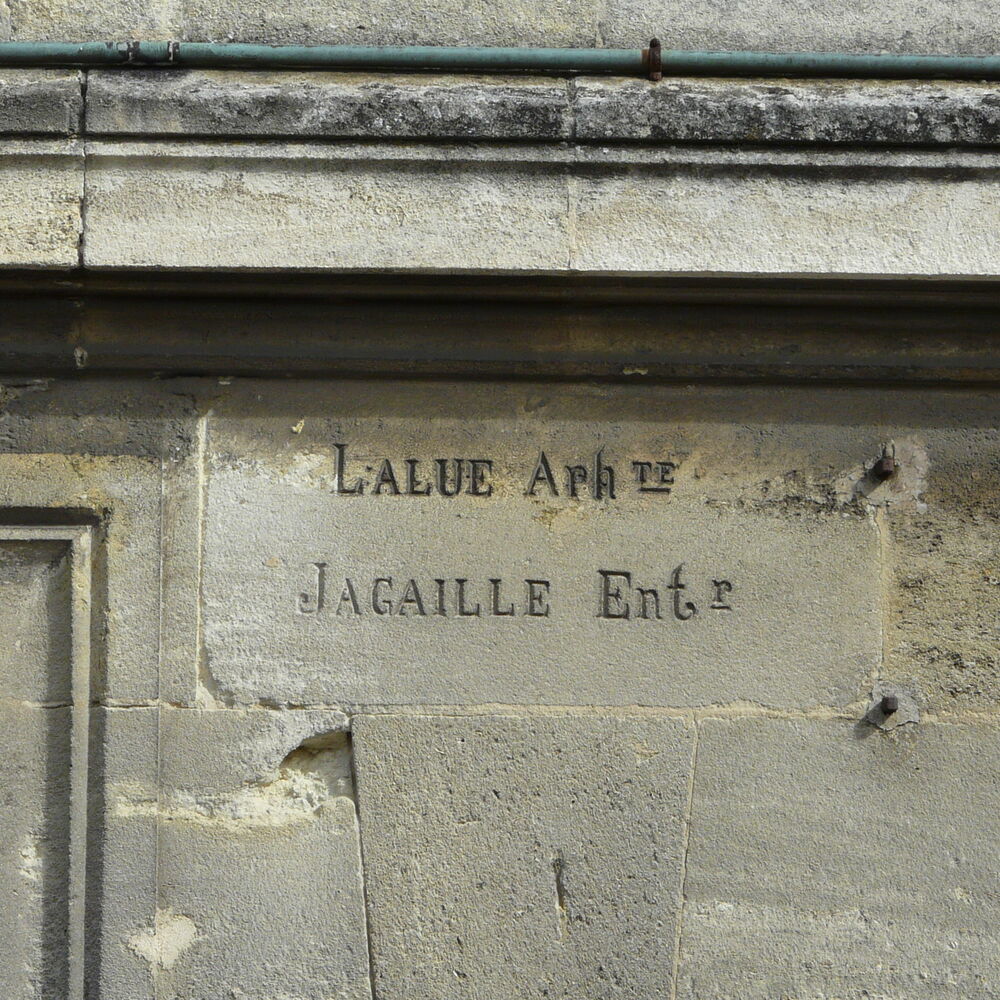 La pierre gravée de l'architecte (Lalue) et de l'entrepreneur (Jagaille) sur la façade sud.