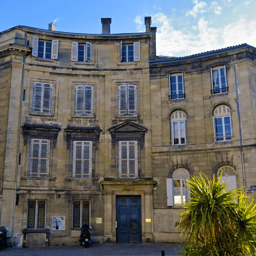 Façade en pierre de l'Hôtel des sociétés savantes