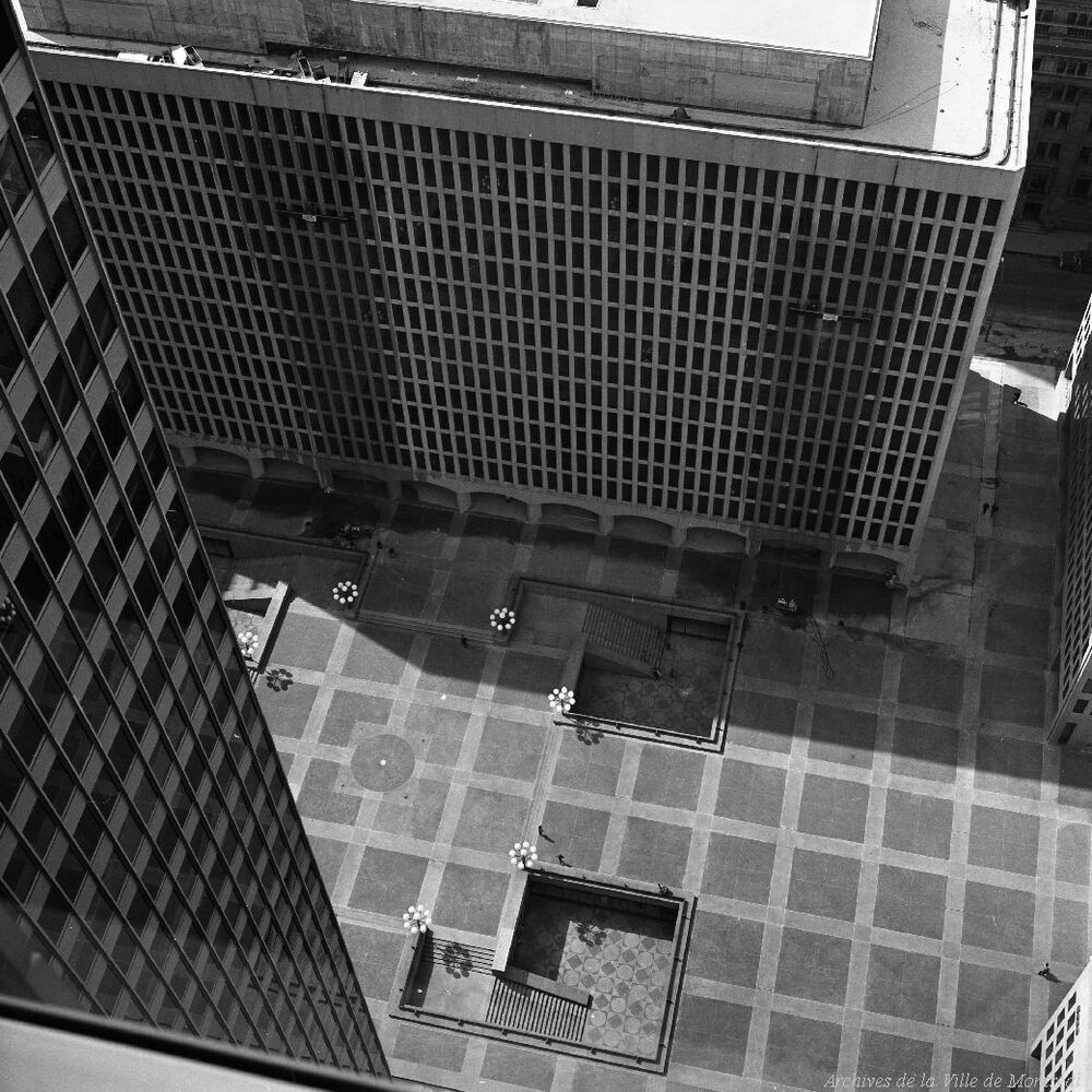 Photographie de l'immeuble 5 PVM à Montréal, vers 1968.