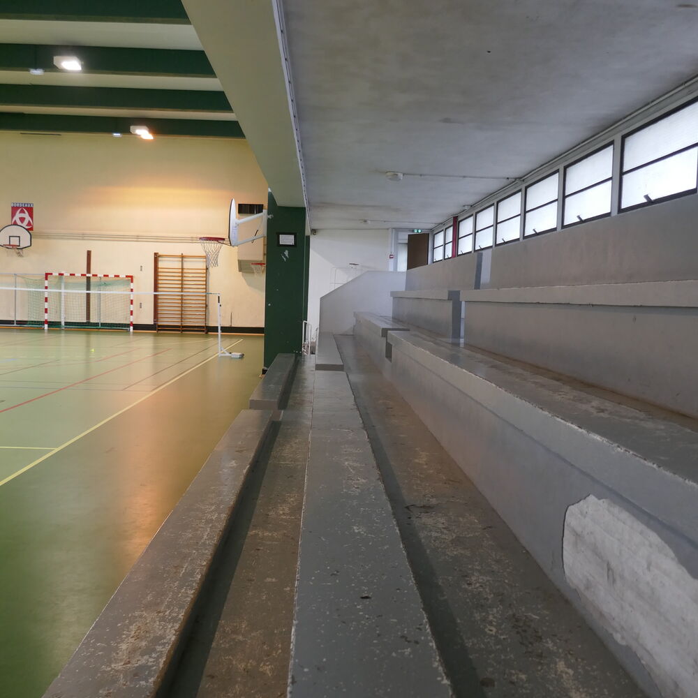 Le gymnase du rez-de-chaussée avec ses gradins.