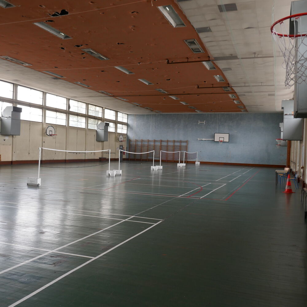 Le gymnase de l'étage avec son parquet d'origine en chêne peint.