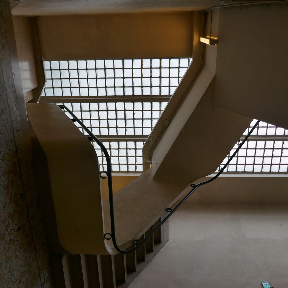 Vue de la cage d'escalier avec le mur en pavé de verre.