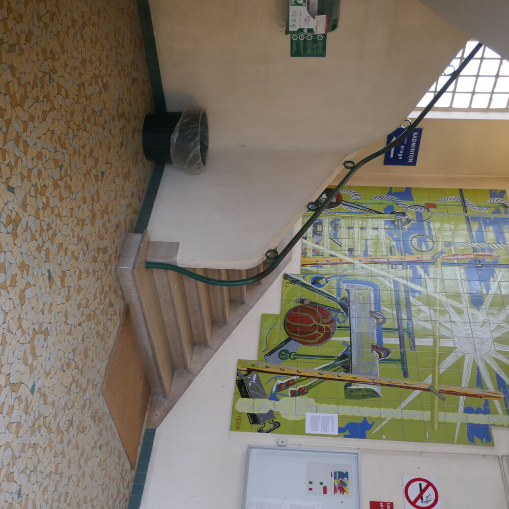 Le hall et la peinture sur carreaux par l'artiste Pierre Théron et le céramiste René Butaud.