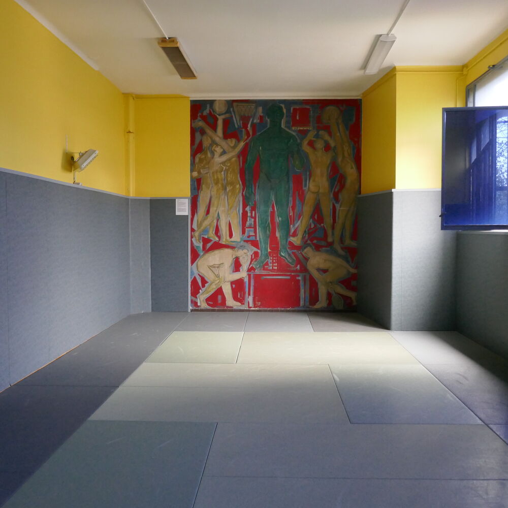 La peinture murale de Pierre Théron dans l'actuel dojo (anciennement salle de conférences).