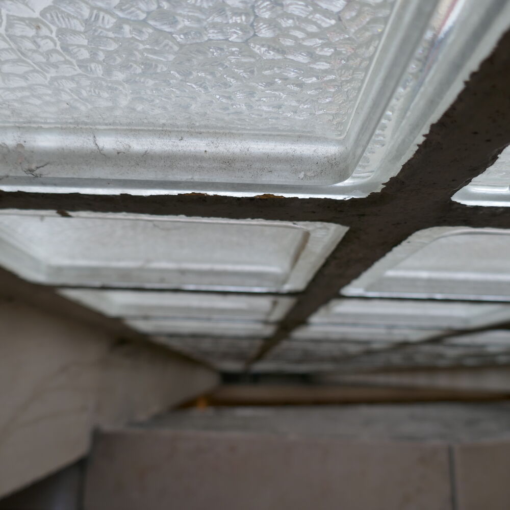 Détail du mur en pavé de verre qui éclaire l'escalier.