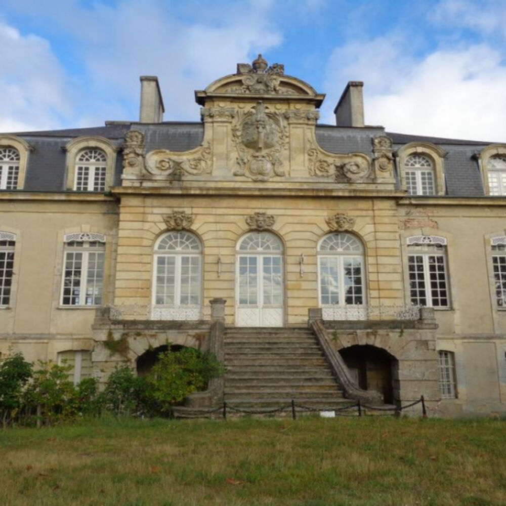 Façade principale du château de Beauval