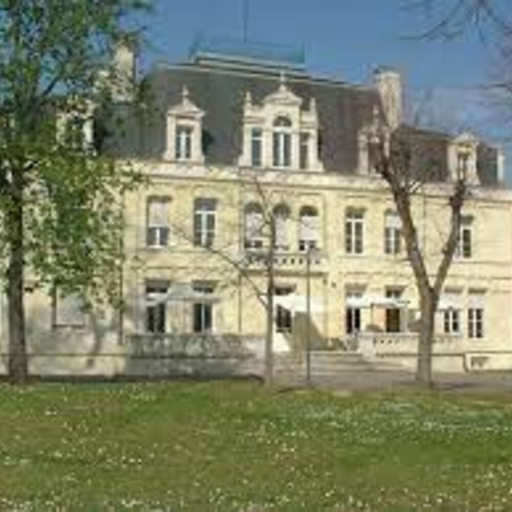 Façade principale du château des Griffons