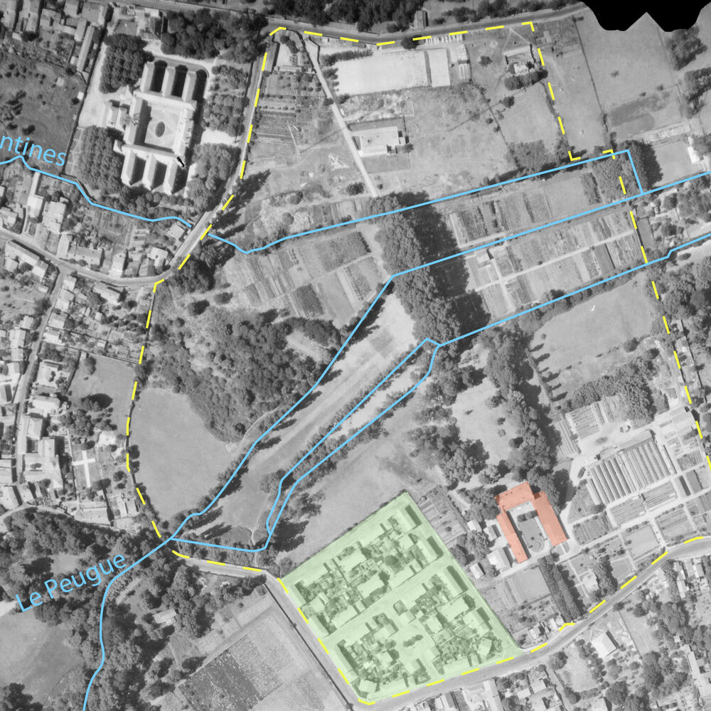 Dessin de la cité Carreire I en vert et du domaine éponyme en orange sur la vue aérienne de 1956.
