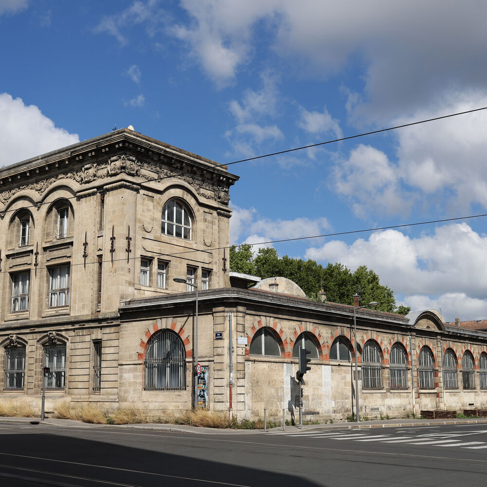Vue de l'école depuis l'angle des rues de Courpon et rue Jacques Nancy