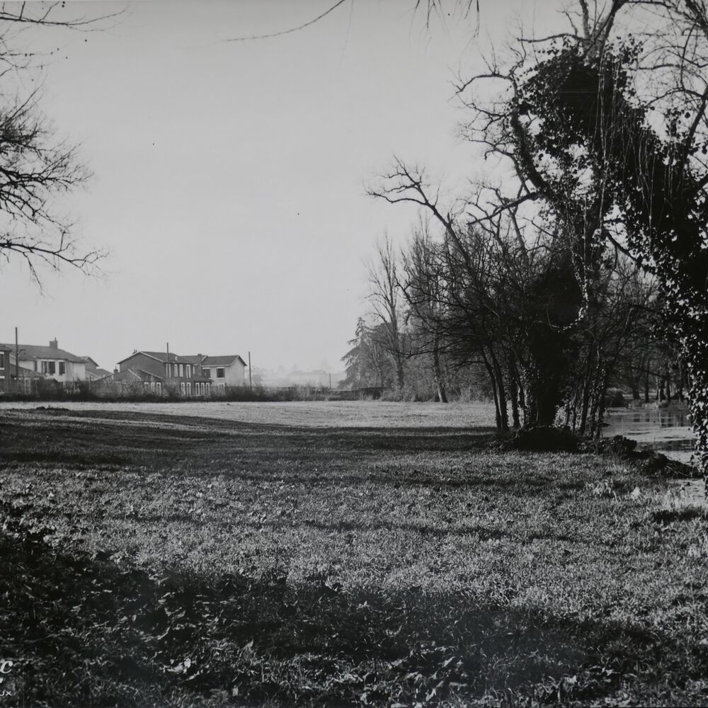 Photographie du site avant les travaux, vue vers la cité Carreire I en 1951.