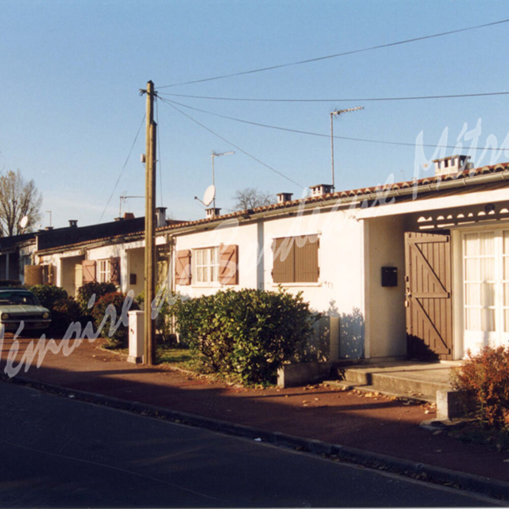 Photographie d'une barre de logements avant sa démolition en 1998.