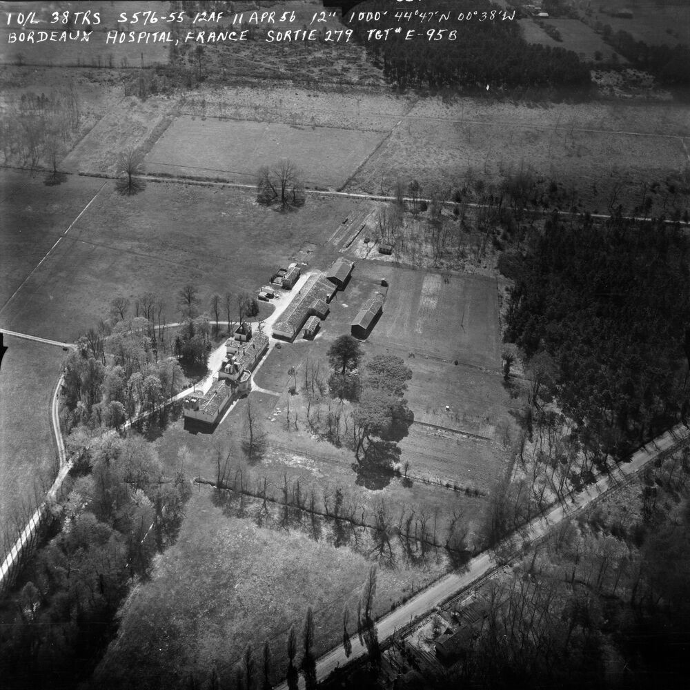 Vue du domaine et château de Saige, 1956.