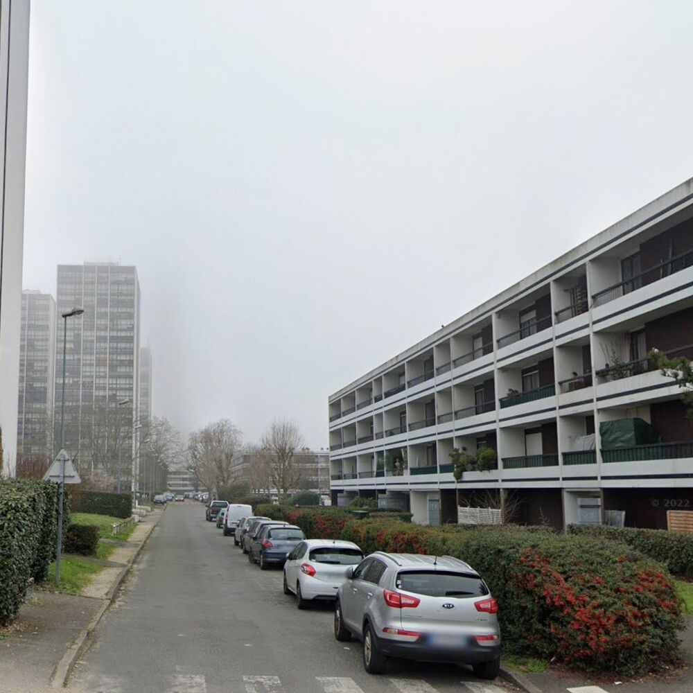 Les deux types d'immeubles de Saige : les tours R+18 (à gauche) et les bâtiments en R+3 (à droite).