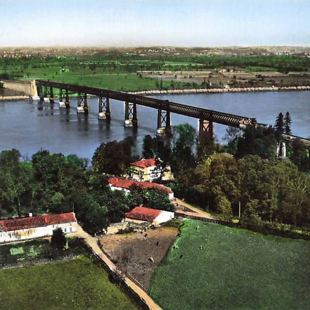 vue de la chartreuse en pierre au pied du pont Eiffel