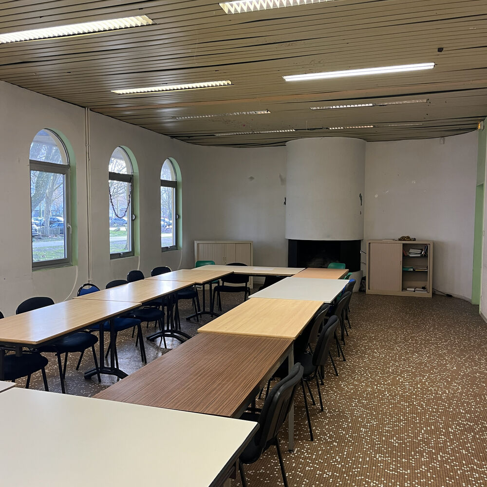 Salle avec foyer de cheminée