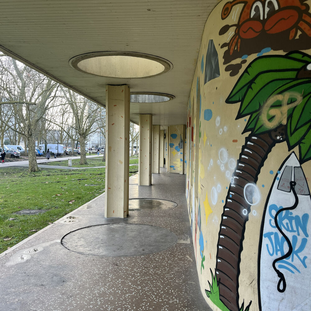 Espace extérieur de déambulation sinueux ( poteaux , murs et puits de jour)