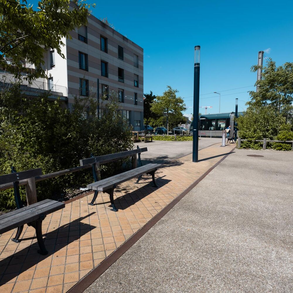 Sur la nouvelle place d'Armagnac, aménagée par Bordeaux Euratlantique avec Signes Paysage, la mémoir