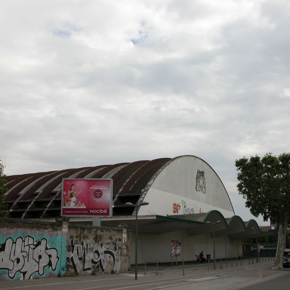 La halle en béton vue depuis l'avenue Thiers.
