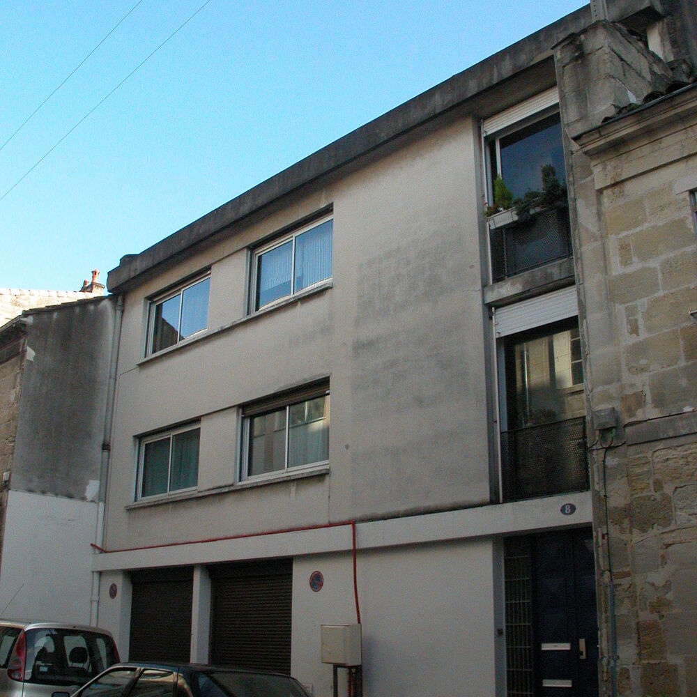 Façade principale de l'immeuble de logements des directeurs en 2007.