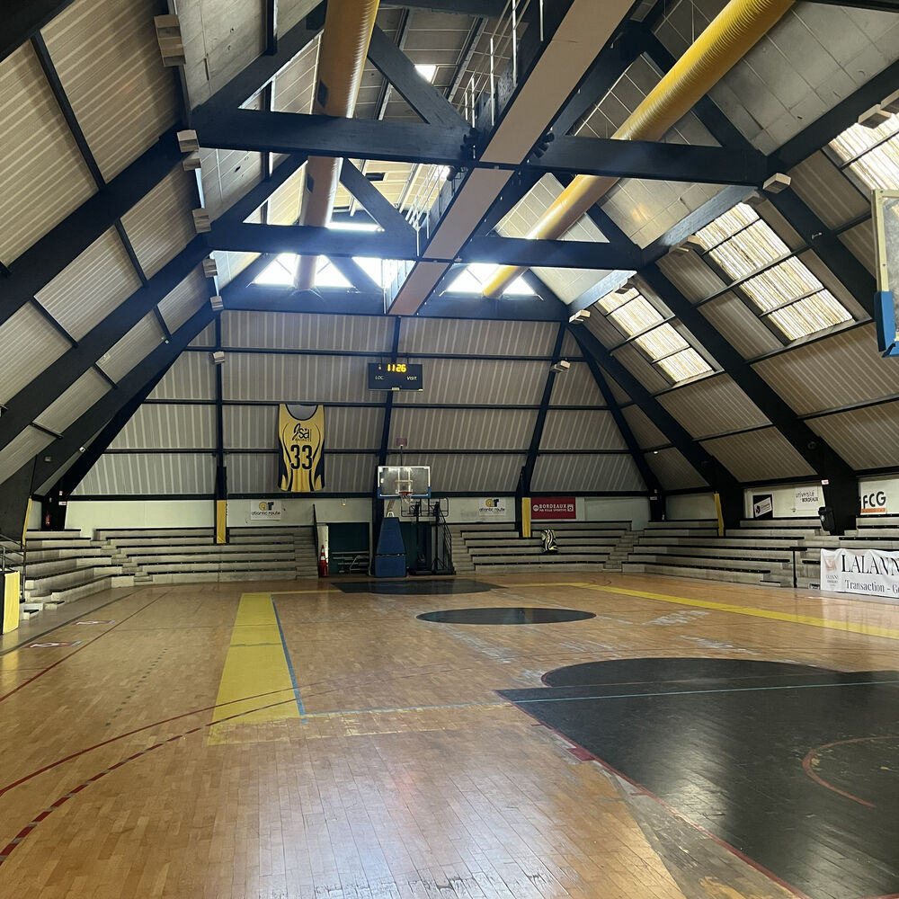 Vue de la charpente bois du gymnase