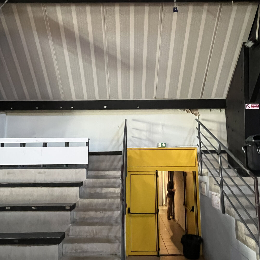 Vue des tribunes en béton