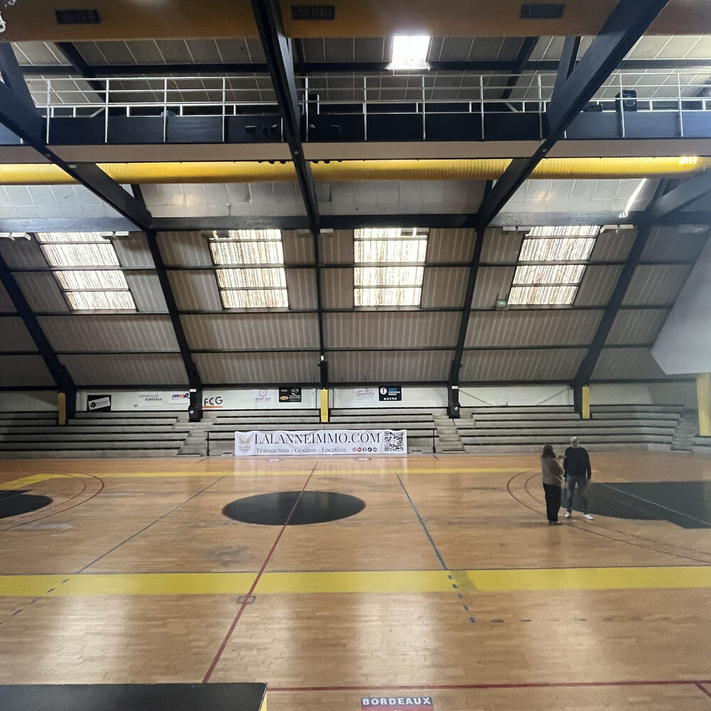 Vue sur la passerelle du gymnase