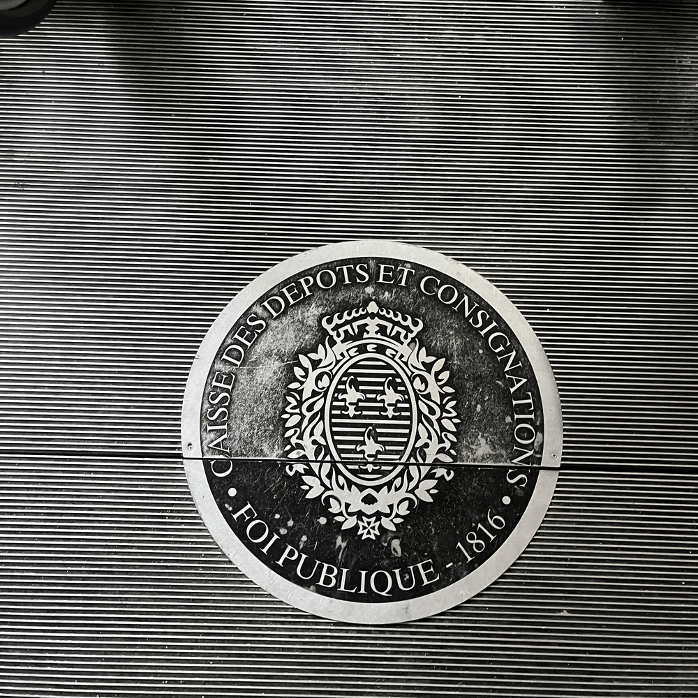 Blason de la CDC devant l' escalator 