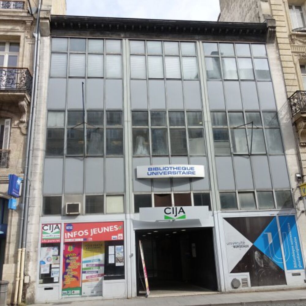 La façade principale avec son mur-rideau cours Alsace-Lorraine.