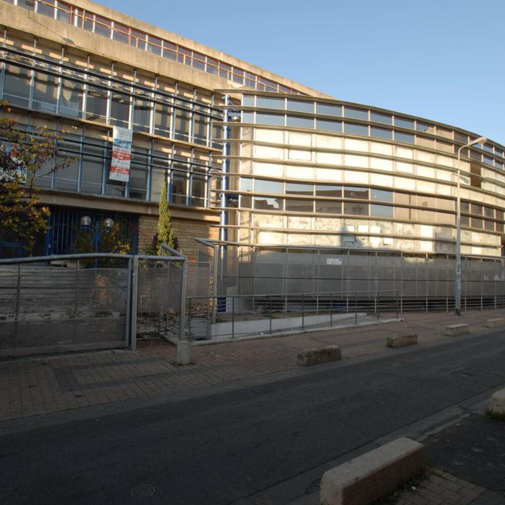 Façade principale du restaurant universitaire en 2006.