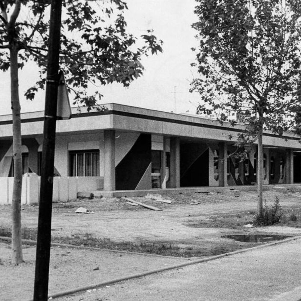 Le centre social et ses motifs en façade, vue depuis la place, photographie vers 1980.