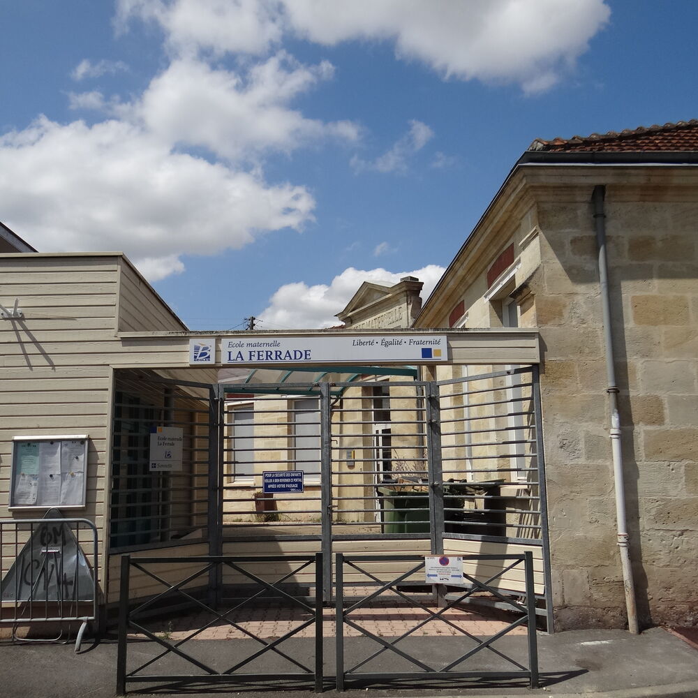 Façade d'entrée de l'école 
