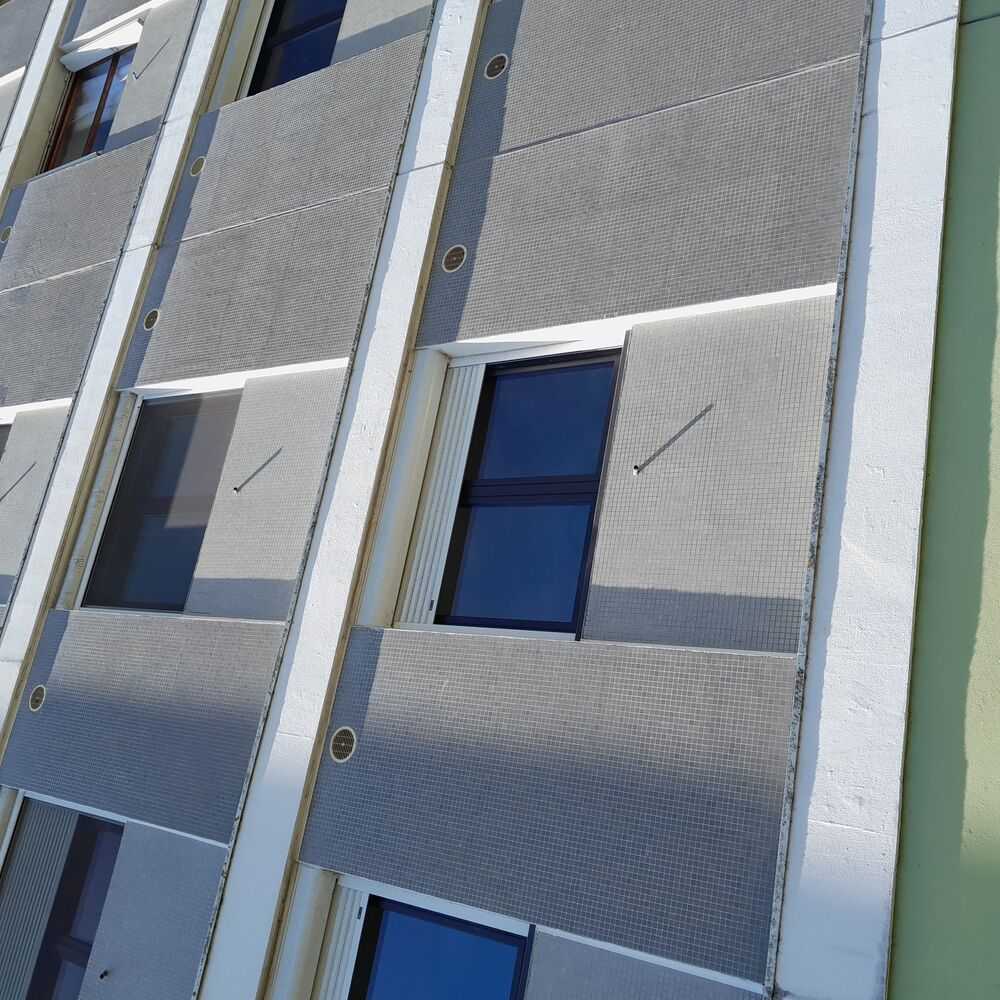 Extrait de la façade arrière - Détails des carreaux de faïence gris