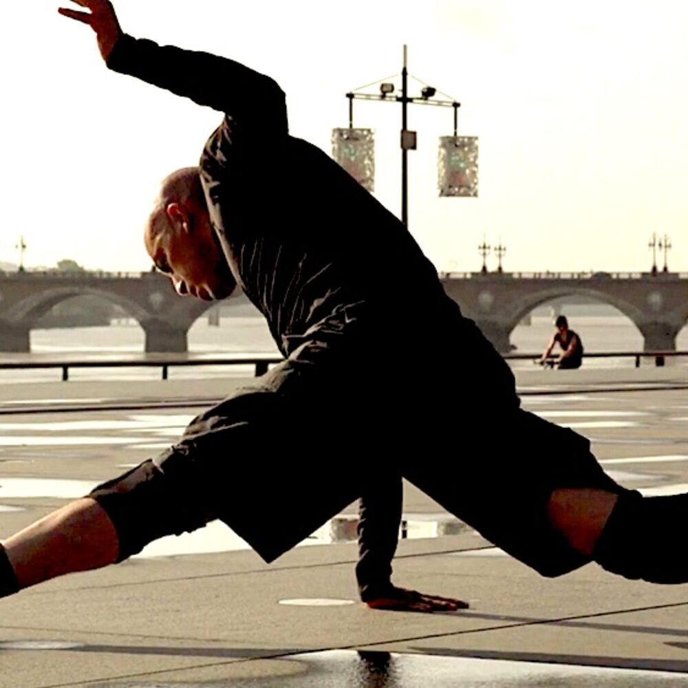 Le danseur Hamid Ben Mahi sur le miroir d'eau