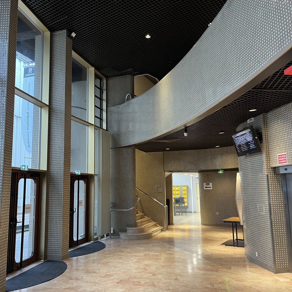 Le hall de l'Athénée Municipal, avec le sol en marbre et les murs en mosaïque de Briare.