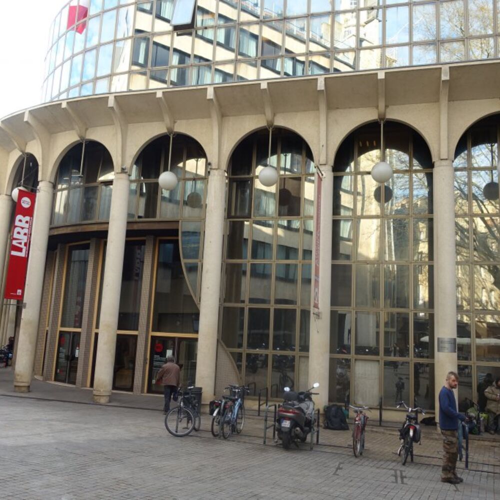 Façade principale vue depuis la place Saint-Christoly.