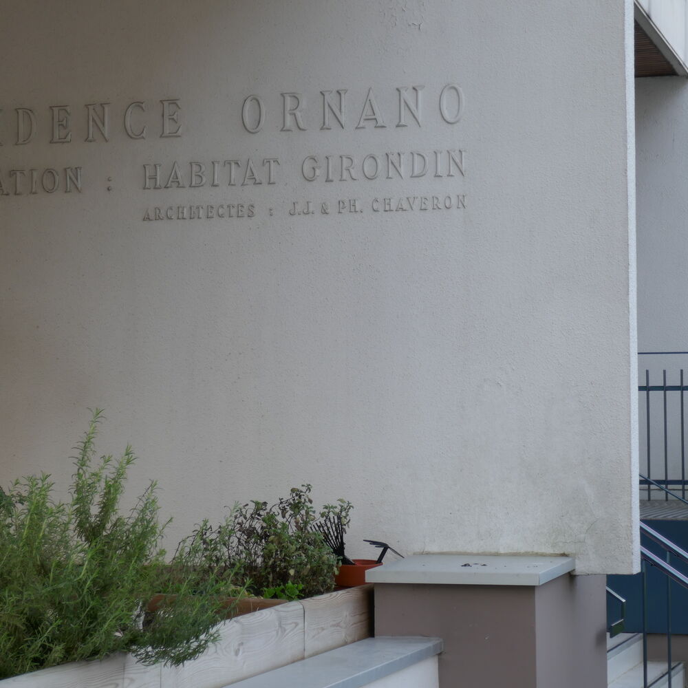 Détail de l'une des entrées nord avec le nom des architectes.