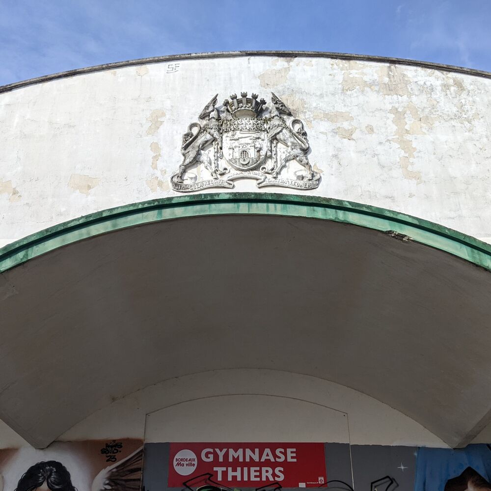 Les armes de la ville au-dessus de la casquette en béton côté avenue Thiers.