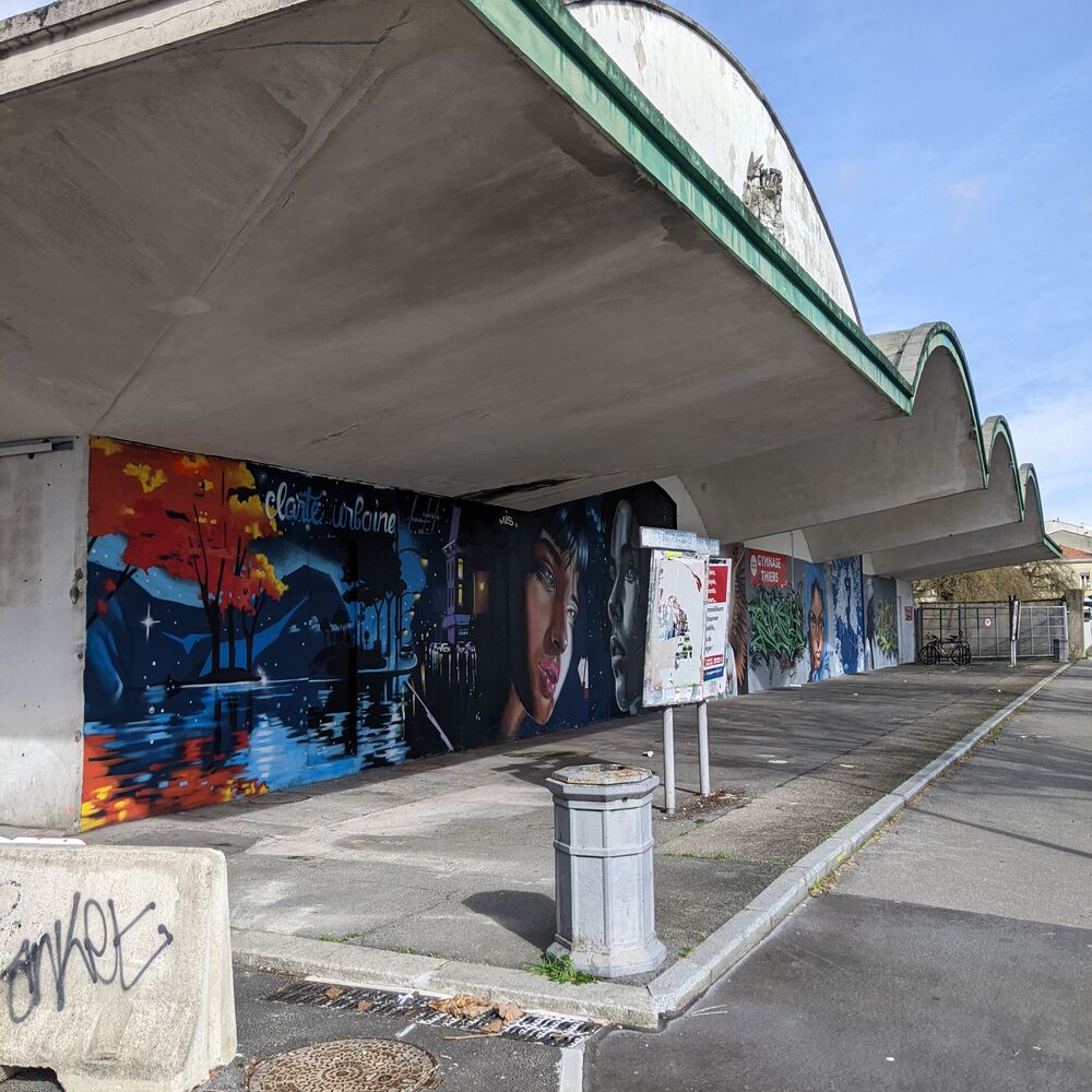 La casquette en béton protégeant les pourtours de la halle.