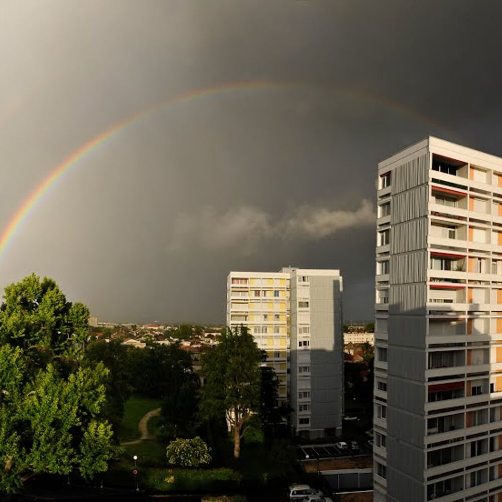 Les tours de la résidence Liotard sous l'orage.