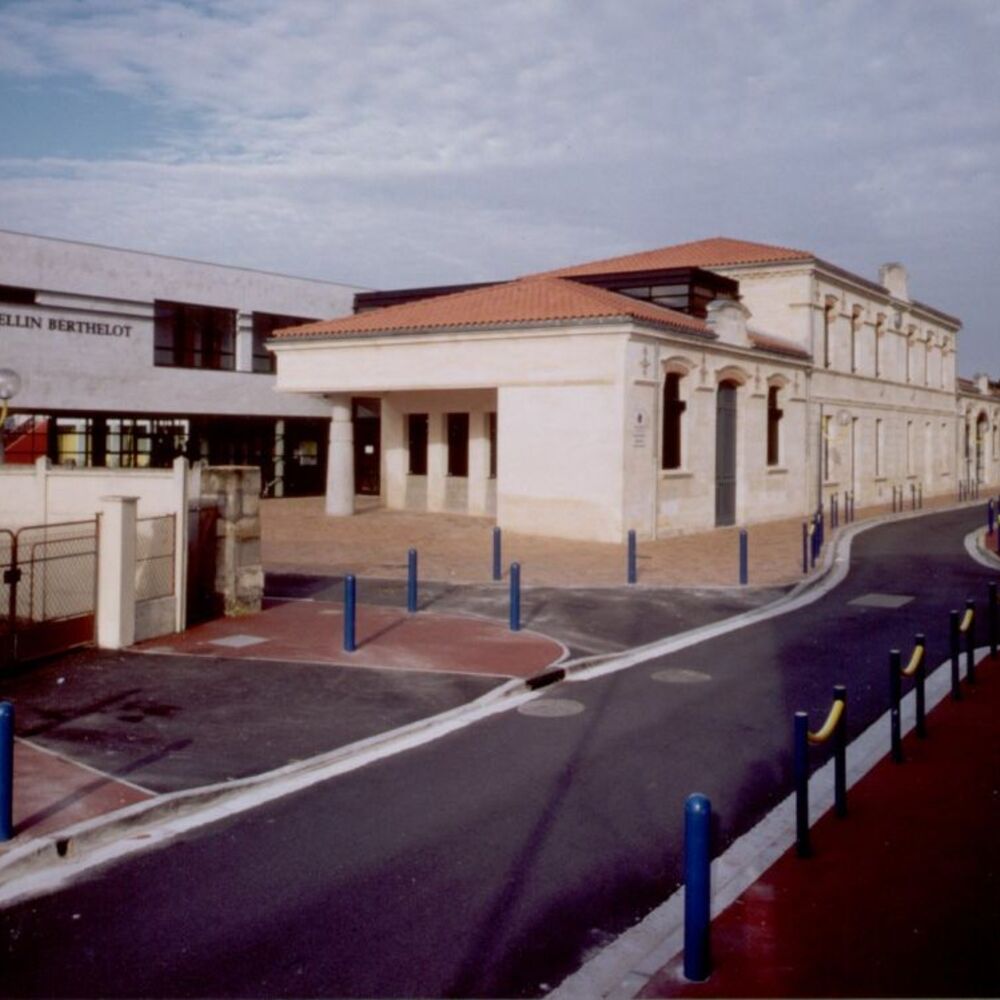Entrée du collège, façade rue Berthelot