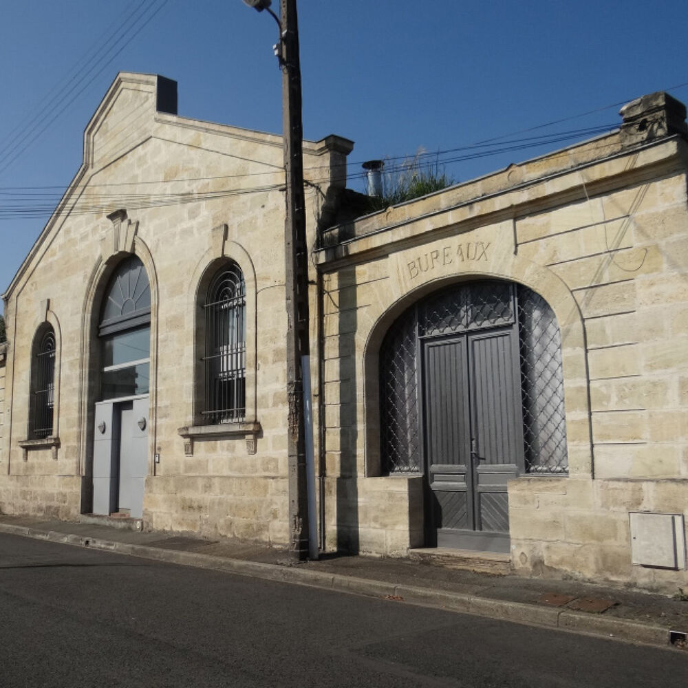 Façade principale avec son fronton