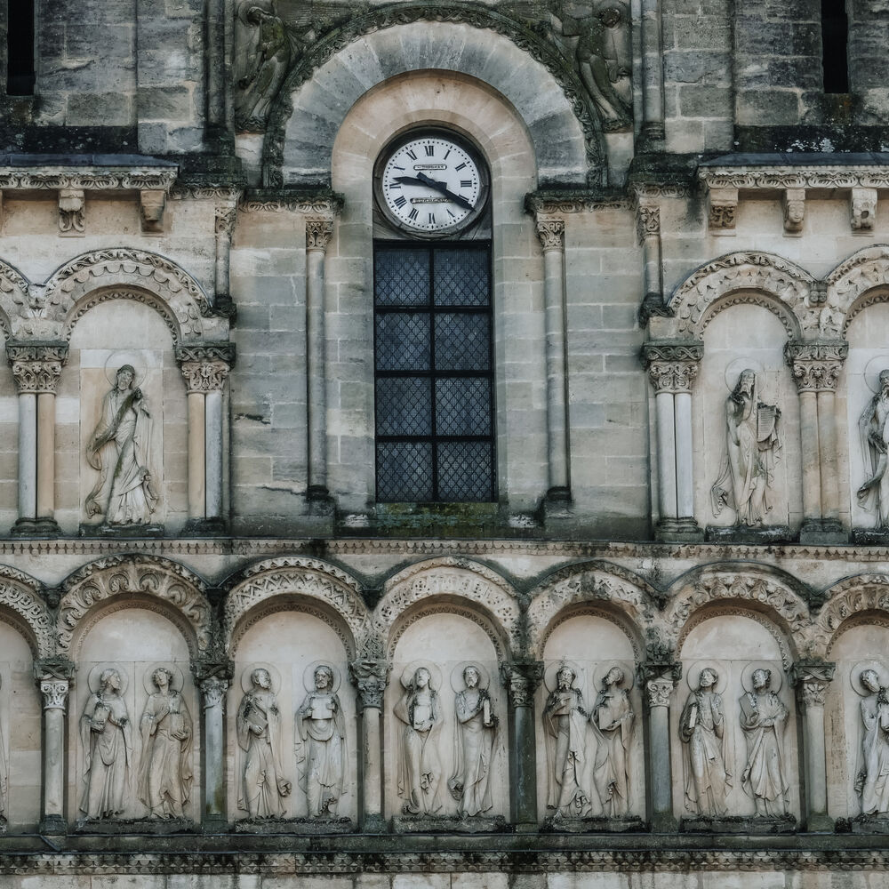 Détail du décor en façade de l'église
