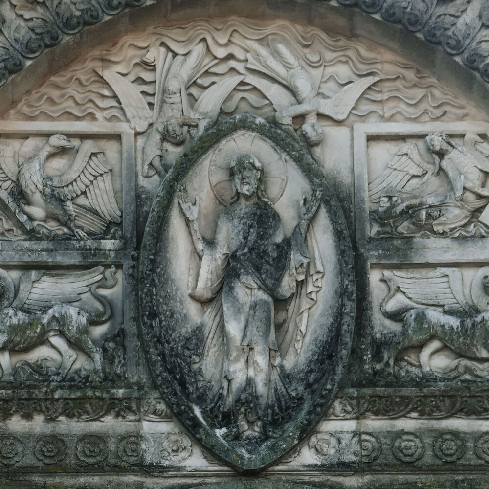 	 Détail du décor en façade de l'église