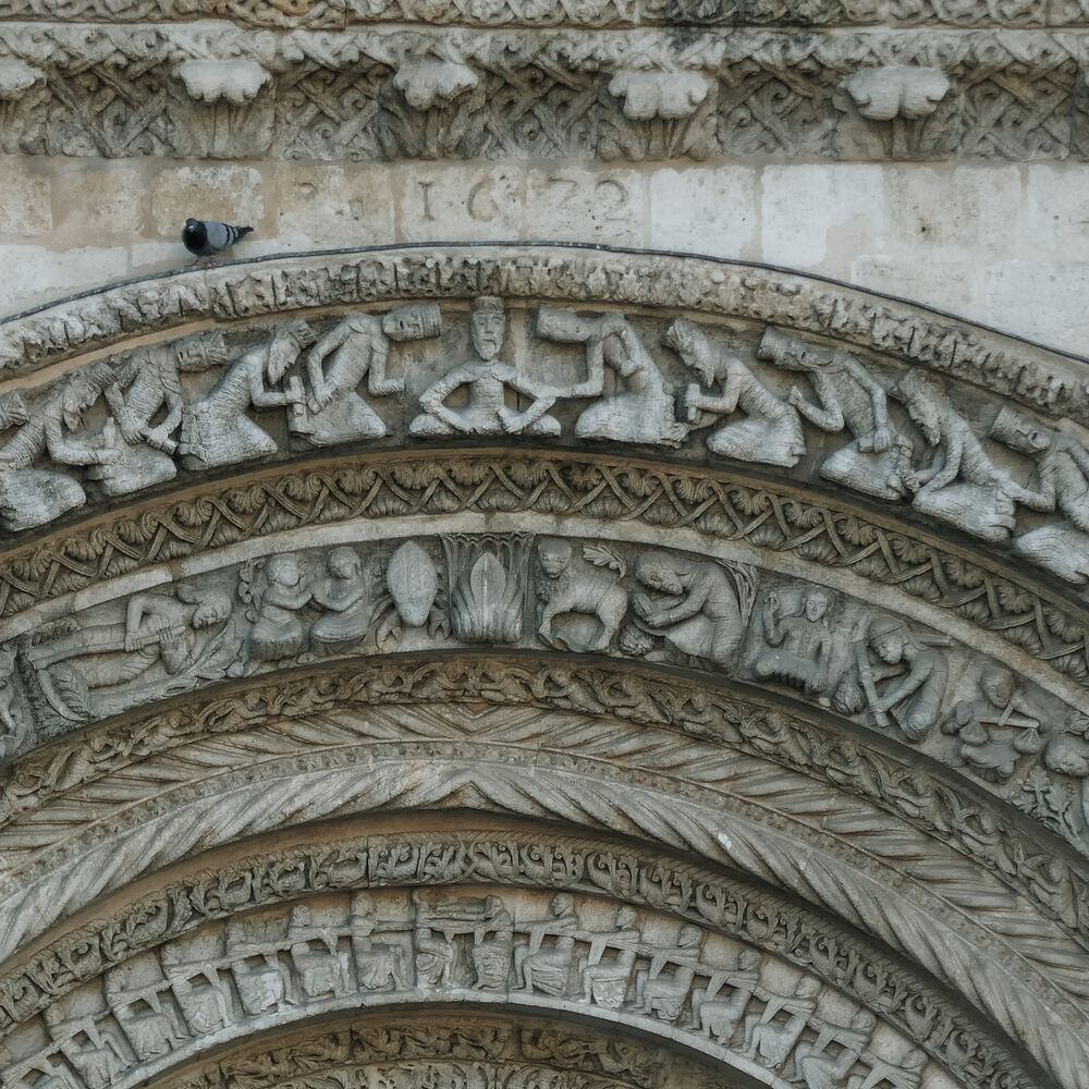 Détail du décor en façade de l'église
